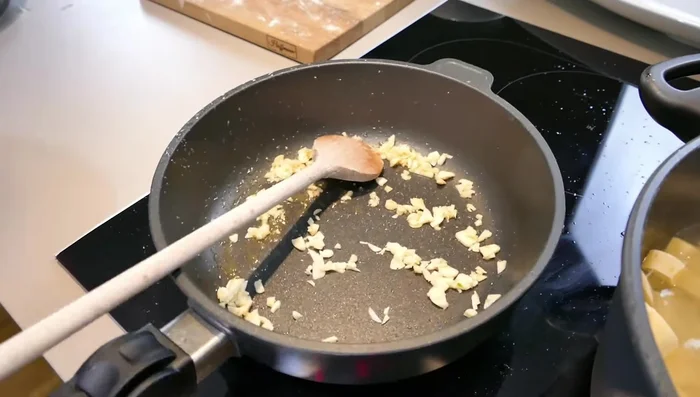 Knoblauch, Zwiebel, Peperoni und Lauch in der Pfanne mit dem verbliebenen Olivenöl anschwitzen (144.65).