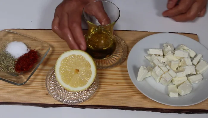 Käse in kleine Würfel schneiden.