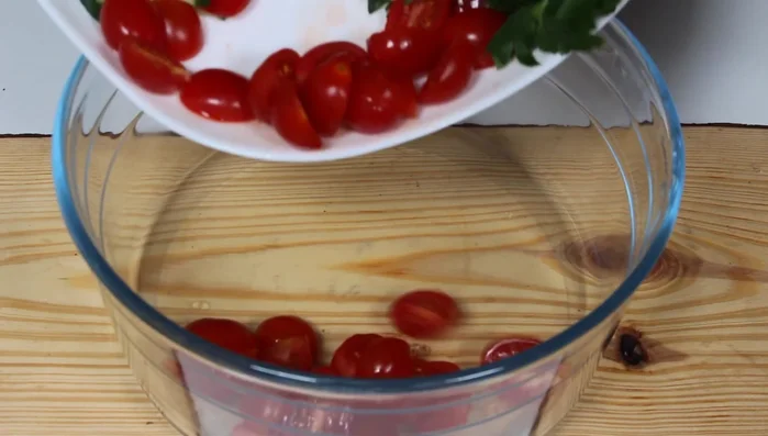 Angeröstetes Brot, Käse, Paprika, Petersilie, Zwiebel, Tomaten, Gurken, Olivenöl, Salz und Gewürze in einer Schüssel vermischen.