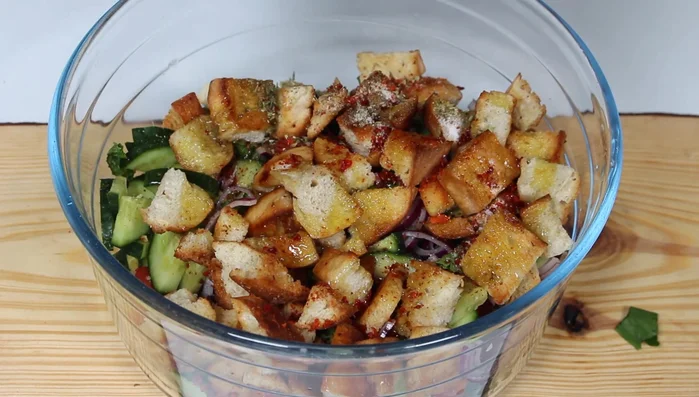 Zitronensaft hinzufügen und alles gut vermengen.