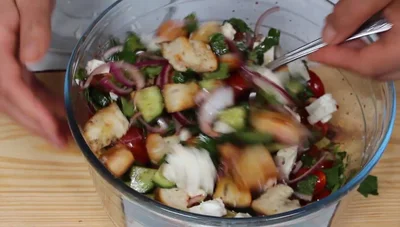 Brot-Salat mit Hähnchen: Rezept für Resteverwertung!