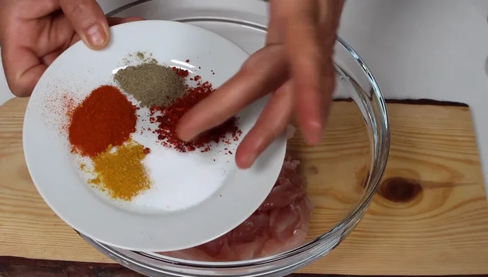 Hähnchenbrust in Streifen schneiden, mit Paprikapulver, Oregano und anderen Gewürzen vermischen und 30 Minuten ziehen lassen.