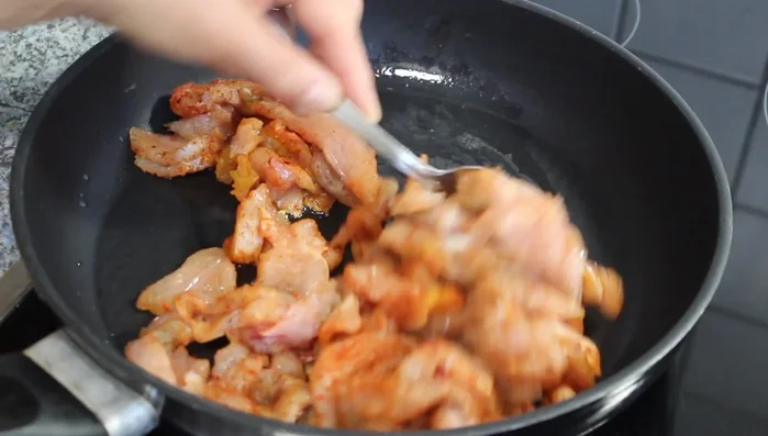 Hähnchenbrust in etwas Öl anbraten.