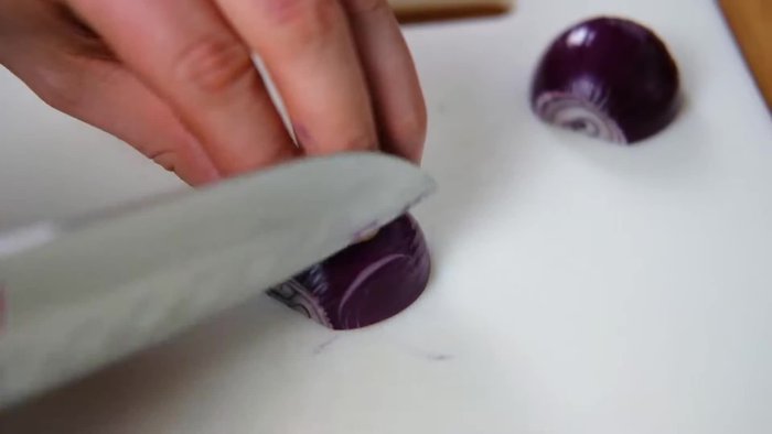 Zwiebel schälen und in Würfel schneiden.