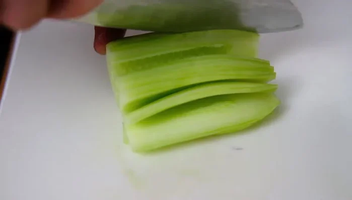 Salatgurke schälen und in kleine Würfel schneiden.