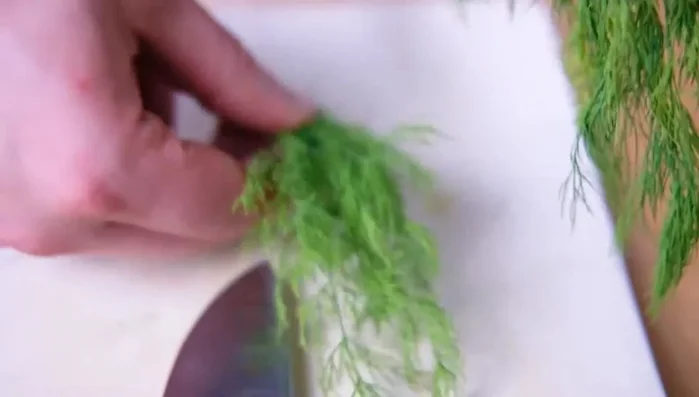 Dill fein hacken und mit Sahne (oder Sauerrahm/Creme Fraiche/Schmand) vermischen.