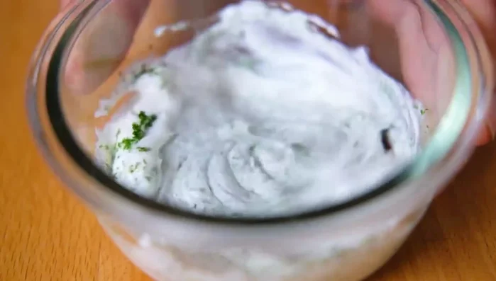 Die Dill-Sahne-Mischung mit Salz und Pfeffer abschmecken.