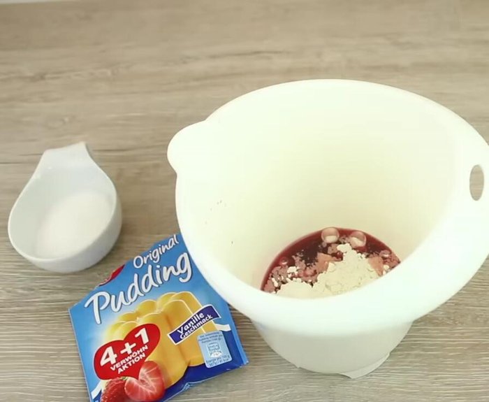 Puddingpulver mit Zucker und Kirschsaft anrühren. Zur Kirschmasse geben und unter Rühren aufkochen lassen.