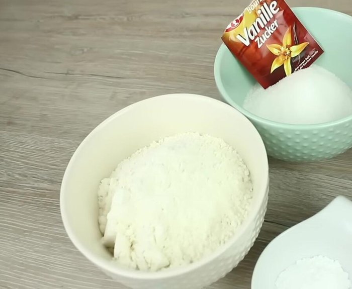 Den Schokoboden zubereiten: Butter mit Zucker und Vanillezucker verrühren. Eier nach und nach unterrühren.