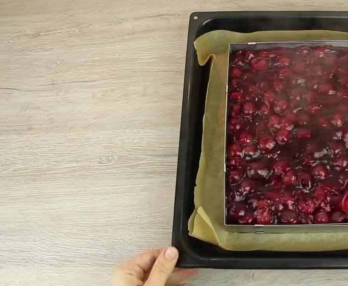 Die Kirschschnitten so lange kühl stellen, bis die Füllung abgekühlt ist (ca. 40 Minuten).