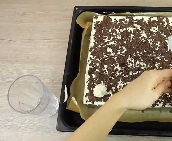 Mit der beiseite gestellten Sahne Tupfer auf die Oberfläche spritzen und die Kirschen darauflegen.