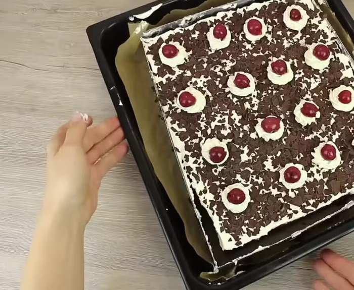 Mindestens eine Stunde kühl stellen, dann den Backrahmen entfernen.