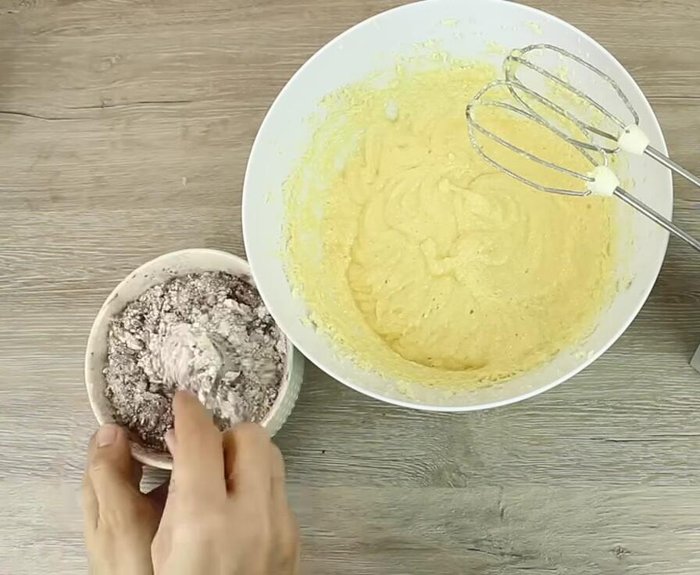 Mehl, Backpulver und Kakao vermischen und langsam unter die Masse heben.