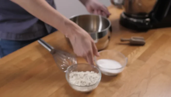 Biskuit vorbereiten: Eier (4) und Zucker (120g) auf 40-45 Grad erwärmen. In der Küchenmaschine schaumig schlagen (5-10 Minuten).