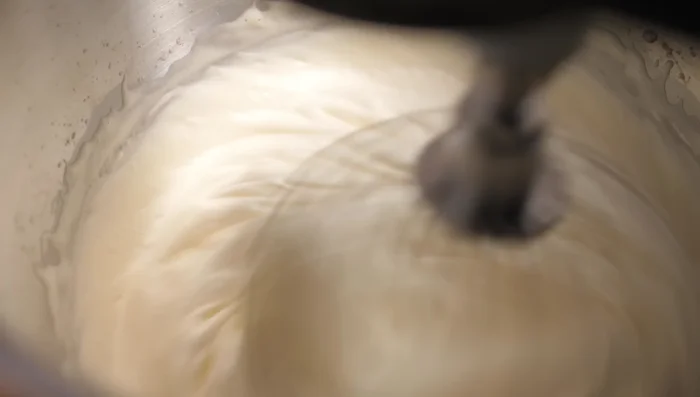 Mehl (100g) und Backpulver vorsichtig unterheben.