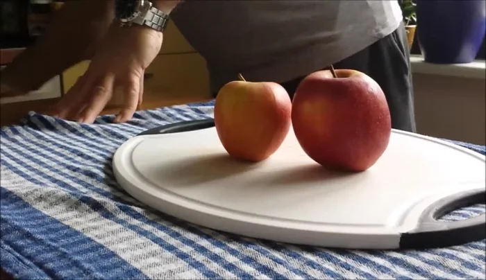 Beginnen Sie mit der Befüllung der Ente. Die Äpfel schälen und in die Füllung geben.