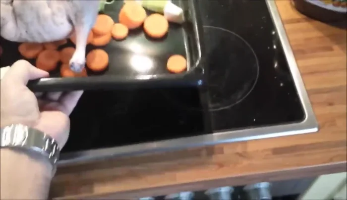 Die Ente in den Backofen geben. Ober- und Unterhitze verwenden.