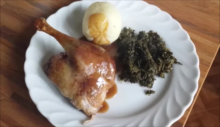 Rotkohl und Klöße zubereiten (genaue Zubereitung nicht im Transcript beschrieben).