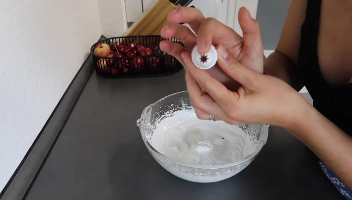 Baisermasse in einen Spritzbeutel füllen und kleine Häufchen auf ein mit Backpapier belegtes Backblech spritzen (95.28 - 162.12).