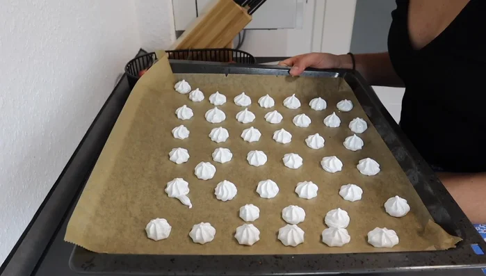 Baiser im vorgeheizten Backofen bei 90°C Ober-/Unterhitze 2-3 Stunden trocknen. Ein Holzdeckel im Ofen hilft, die Feuchtigkeit zu regulieren (175.379 - 196.92).