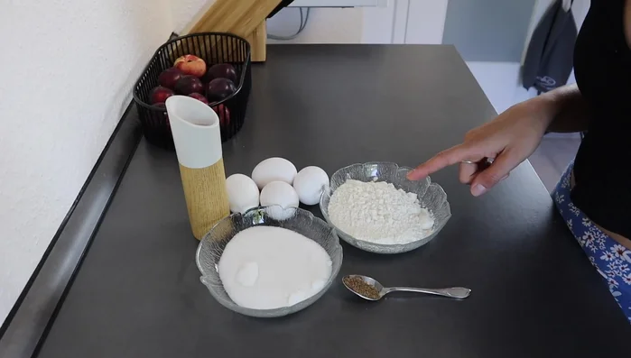 Biskuit zubereiten: Zucker, Vanillezucker und Eier schaumig schlagen (242.22 - 296.49).