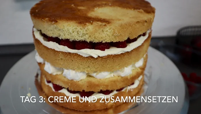 Quarkcreme zubereiten: Quark, Puderzucker, Vanillemark und Sahnefest verrühren (418.259 - 475.76).