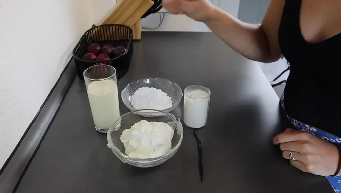 Sahne steif schlagen und unter die Quarkmasse heben (418.259 - 475.76).