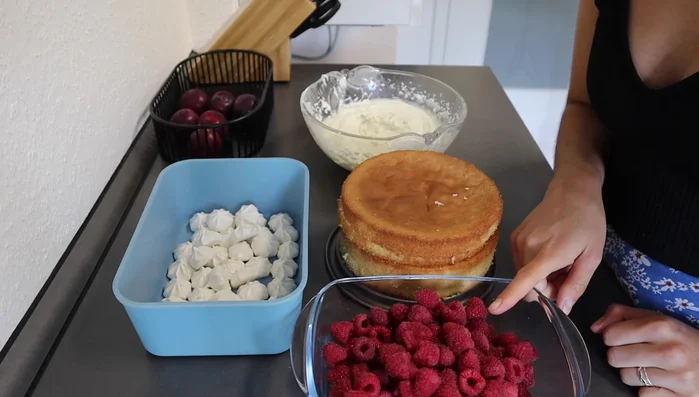 Biskuitböden schneiden und mit der Creme, Himbeeren und Baiser schichten (536.16 - 629.339).