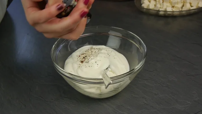 Sauce zubereiten (Zutaten nach Belieben in einer Schüssel vermengen).