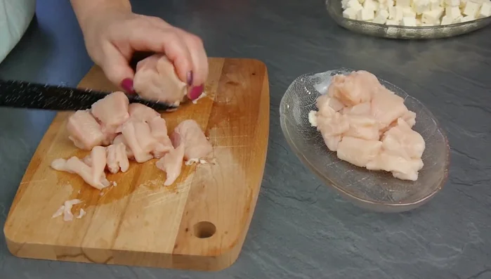 Hähnchenbrust in einer Pfanne mit Öl anbraten. Mit Salz, Pfeffer und Paprika würzen.