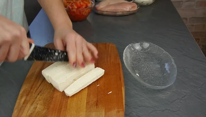 Hähnchenbrust in kleine Stücke schneiden (alternativ: Fertiges Hähnchen- oder Puten-Geschnetzeltes verwenden).