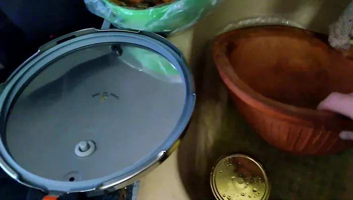 Entenkeulen im Römertopf im vorgeheizten Backofen garen.