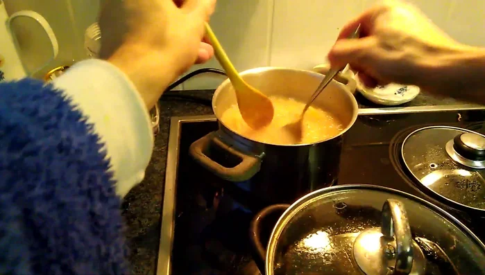 Honig und weitere Gewürze zu den fertigen Knödeln geben.