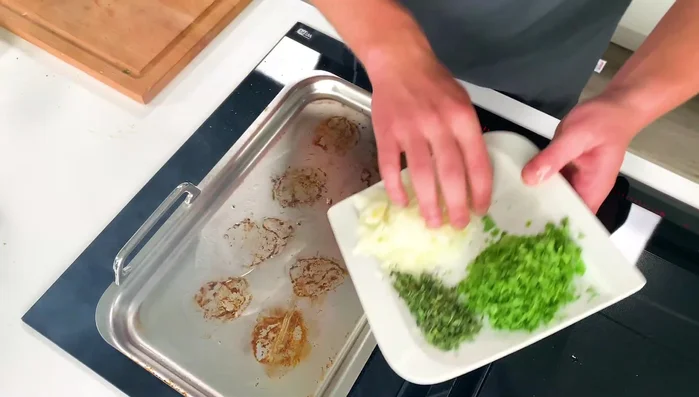 Nochmals 2 EL Öl in die Pfanne geben. Zwiebeln, Thymian und Pfifferlinge hinzufügen und ca. 4 Minuten anbraten. Mit Salz und Pfeffer würzen.