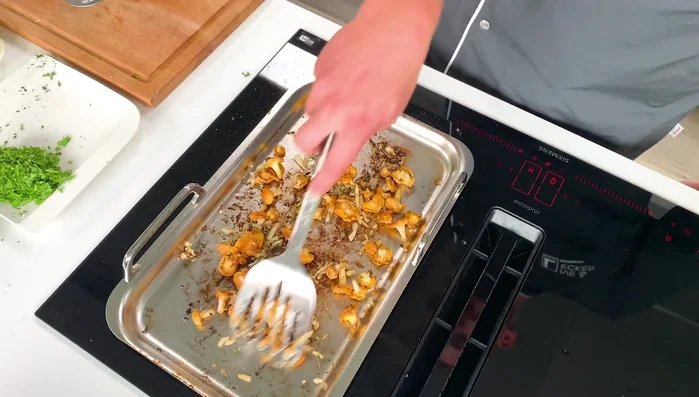 Bohnen und Petersilie mischen. Eine Auflaufform mit Bohnen auslegen. Schweinemedaillons in die Mitte legen und die Kartoffelscheiben darumlegen.