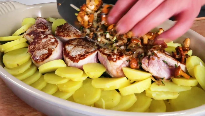 Pfifferlinge über die Medaillons geben. Sauce über den Auflauf gießen.