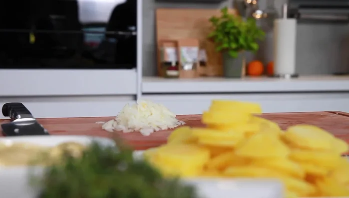 Zwiebel fein würfeln, Petersilie und Thymian (bis auf etwas zum Garnieren) fein hacken.