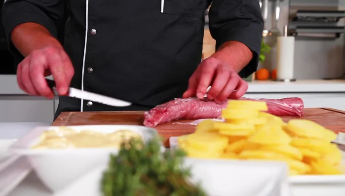 Schweinefilet parieren oder in Medaillons schneiden.