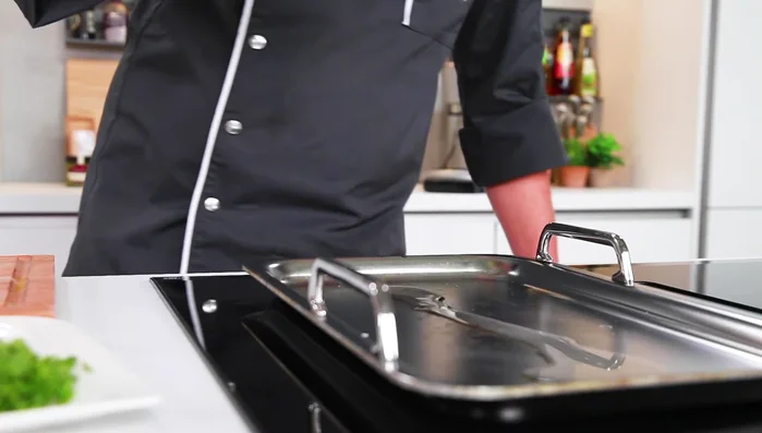 2 EL Öl in einer Pfanne erhitzen. Medaillons von drei bis vier Minuten von jeder Seite anbraten, herausnehmen, mit Salz und Pfeffer würzen.