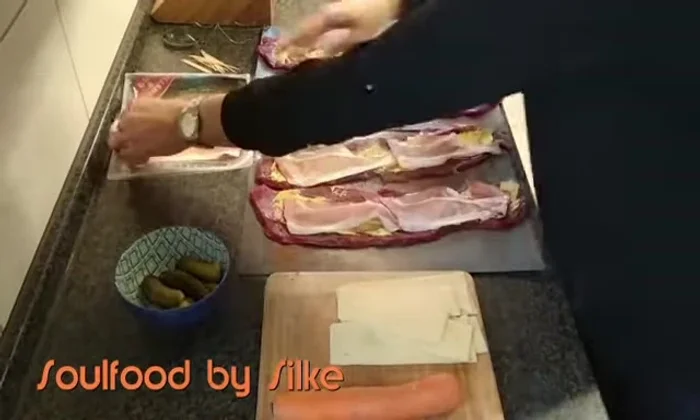 Schwarzwälder Schinken oder Kochschinken und Käse auf die Rouladen legen.