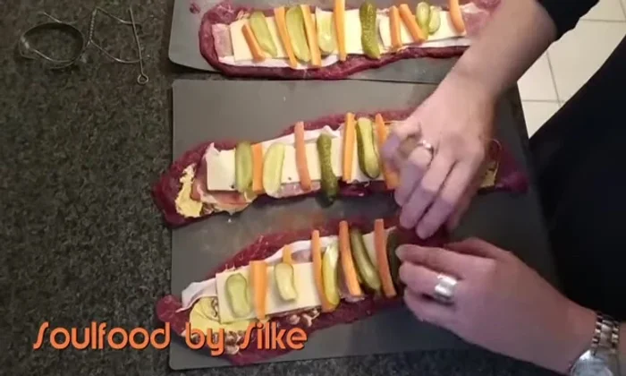 Rouladen fest aufrollen und mit Zahnstochern fixieren.