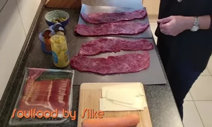 Rinderrouladen mit Paprika würzen und mit Senf bestreichen.