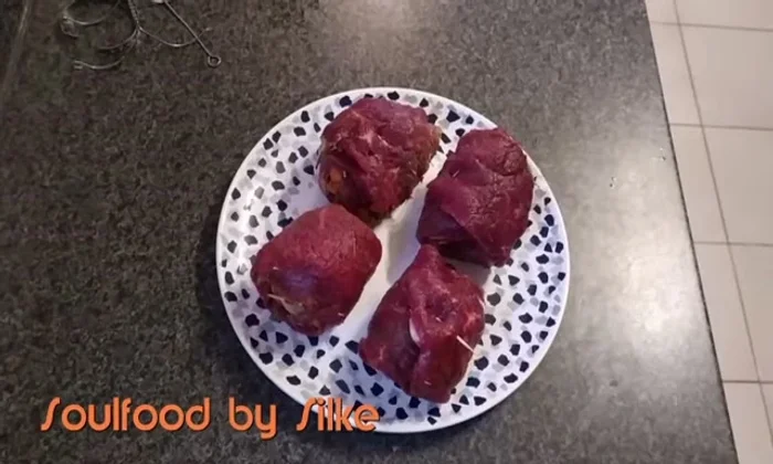 Rouladen in heißem Öl anbraten.