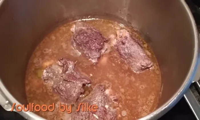 Sauce aufkochen, mit Mehl binden und Sahne hinzufügen.