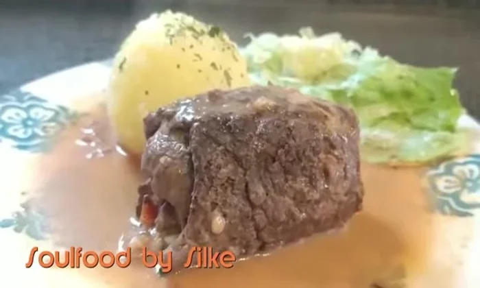 Rouladen mit Sauce und Klößen anrichten.