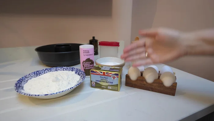 Teig zubereiten: Eier, Butter, Vanillezucker, Zucker, Salz, Backpulver und Mehl verrühren. Backpulver mit Mehl vermischen und in zwei Portionen zum Teig geben.