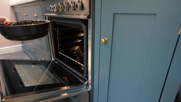 Teig in die vorbereitete Backform geben und bei 180°C ca. 40 Minuten backen.