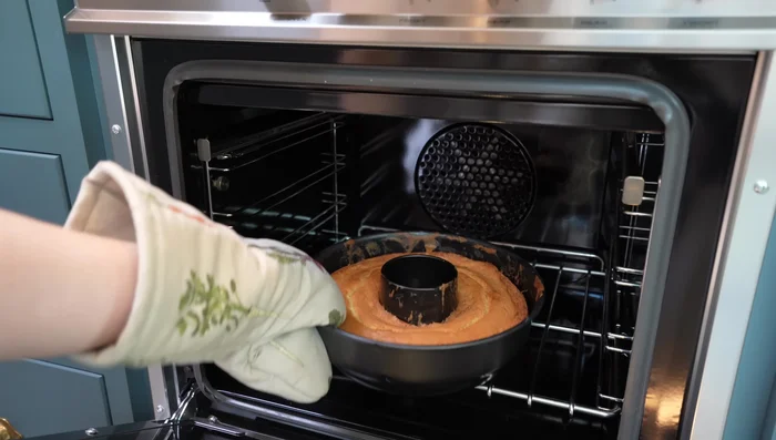 Kuchen aus dem Ofen nehmen und abkühlen lassen.