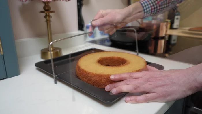 Buttercreme zubereiten: Butter schaumig schlagen und nach und nach den abgekühlten Pudding unterrühren.
