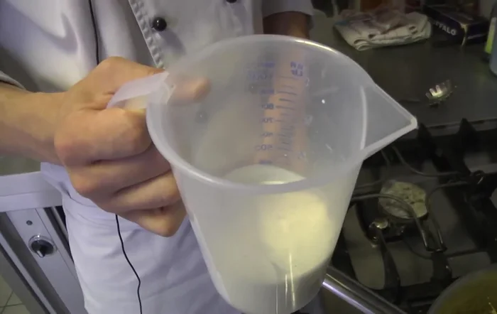 Küchenkräuter (ca. 250 ml) unterrühren.